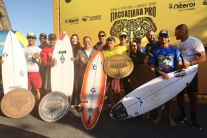 Prefeito Rodrigo Neves participa de premiação do campeonato profissional de surf do Itacoatiara Pro 2026 - Foto Lucas Benevides
