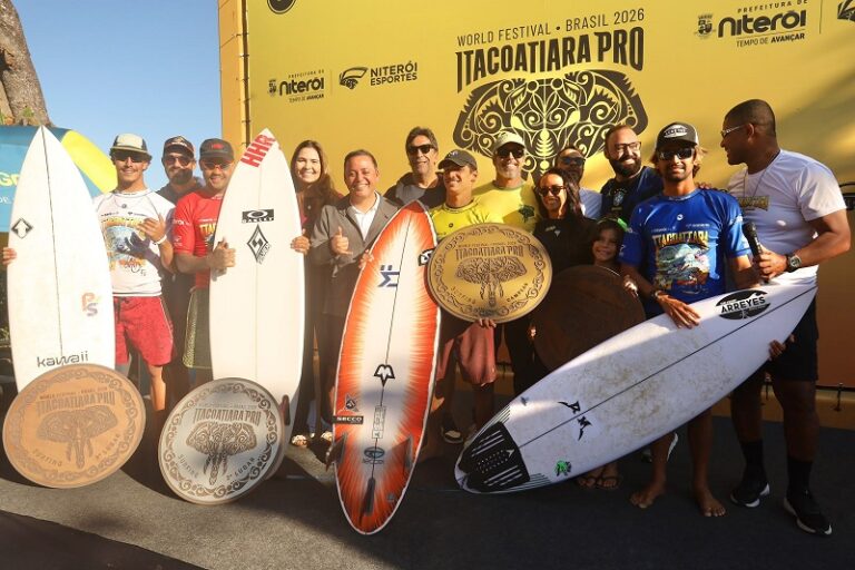 Prefeito Rodrigo Neves participa de premiação do campeonato profissional de surf do Itacoatiara Pro 2026 - Foto Lucas Benevides