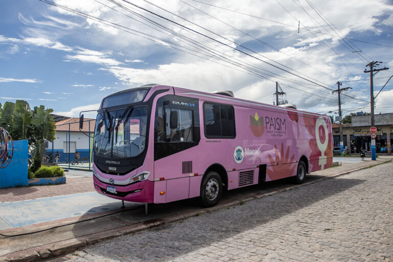 Ônibus Rosa no Lagomar. Macaé/RJ.