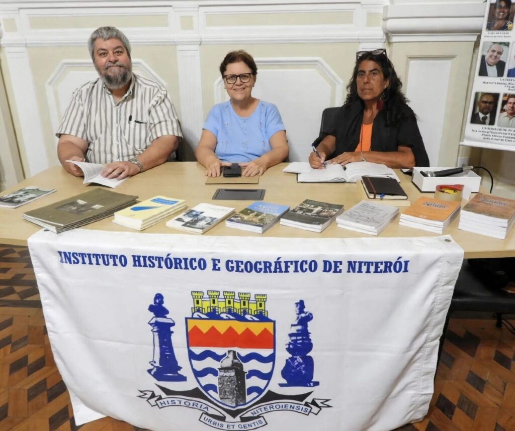 A presidente Maria do Carmo, ladeada pelo vice Antonio Seixas e a diretora Cristina Pontes