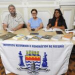 A presidente Maria do Carmo, ladeada pelo vice Antonio Seixas e a diretora Cristina Pontes