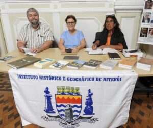 A presidente Maria do Carmo, ladeada pelo vice Antonio Seixas e a diretora Cristina Pontes