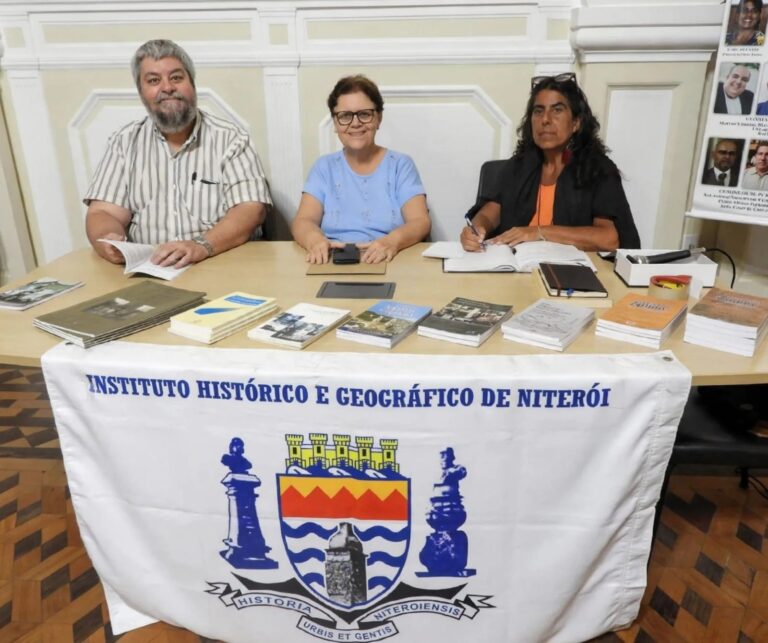 A presidente Maria do Carmo, ladeada pelo vice Antonio Seixas e a diretora Cristina Pontes