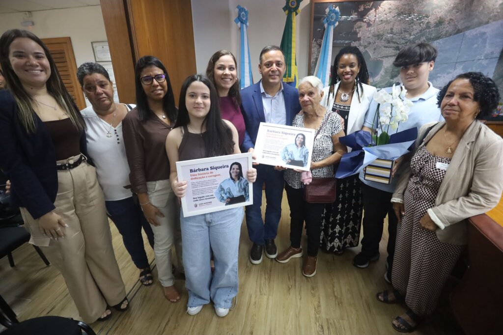 O prefeito de Niterói, Rodrigo Neves, com primeira-dama e coordenadora do programa Niterói por Elas, Fernanda Neves e a família de Bárbara Siqueira - Foto Lucas Benevides