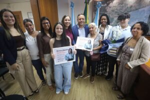 O prefeito de Niterói, Rodrigo Neves, com primeira-dama e coordenadora do programa Niterói por Elas, Fernanda Neves e a família de Bárbara Siqueira - Foto Lucas Benevides