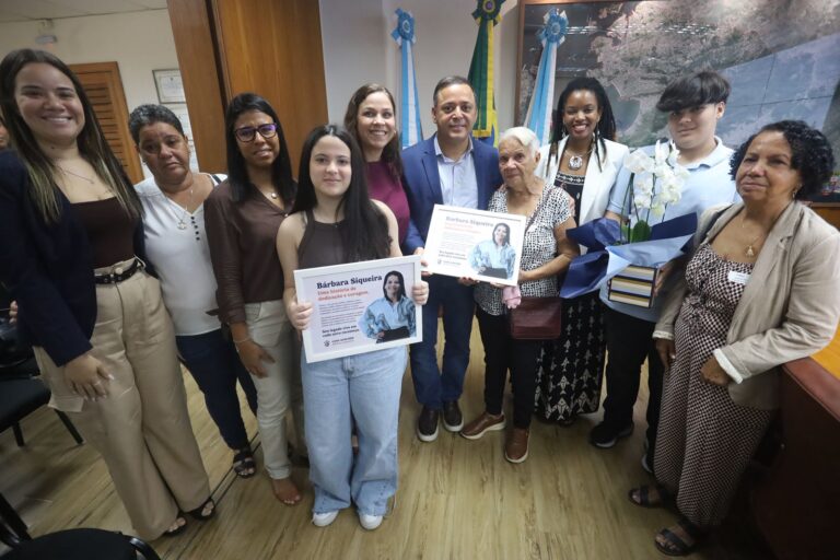 O prefeito de Niterói, Rodrigo Neves, com primeira-dama e coordenadora do programa Niterói por Elas, Fernanda Neves e a família de Bárbara Siqueira - Foto Lucas Benevides