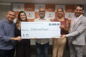 O premiado Marco Antonio com a secretária Elissa Rasma, o secretário Felipe Peixoto_ o subsecretário Vinicius Fundo e a secretária Rubia Secundino