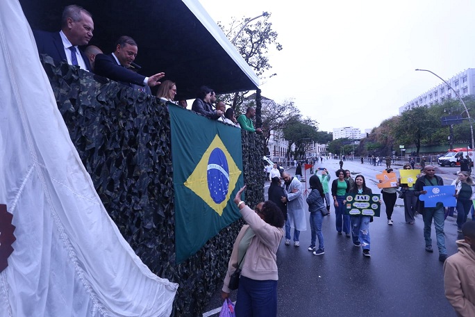 MESMO COM CHUVA, TRADICIONAL DESFILE DE 7 DE SETEMBRO É REALIZADO NO CENTRO DE NITERÓI