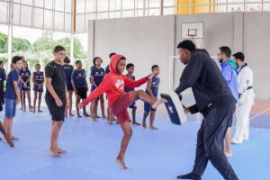 Campeão mundial de taekwondo, Henrique Marques visita alunos de escola municipal em Itaboraí (3)