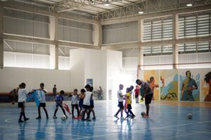 Itaboraí oferece aulas gratuitas de futsal para crianças no Ginásio Esportiv