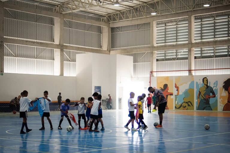 Itaboraí oferece aulas gratuitas de futsal para crianças no Ginásio Esportiv