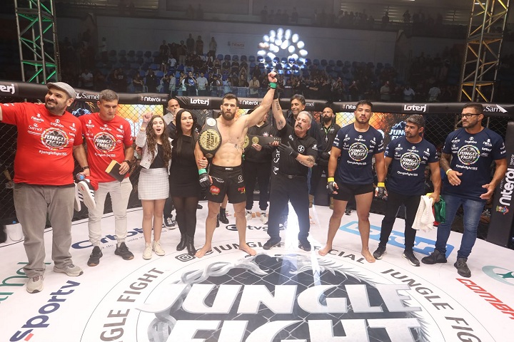Otton Jasse, campeão da divisão peso médio, na Arena Niterói - Lucas Benevides