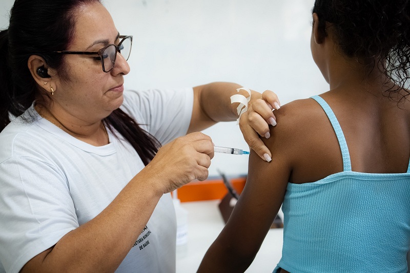 Programa Saúde na Escola realiza ação para atualizar caderneta de vacinação de alunos em Itaboraí (2)
